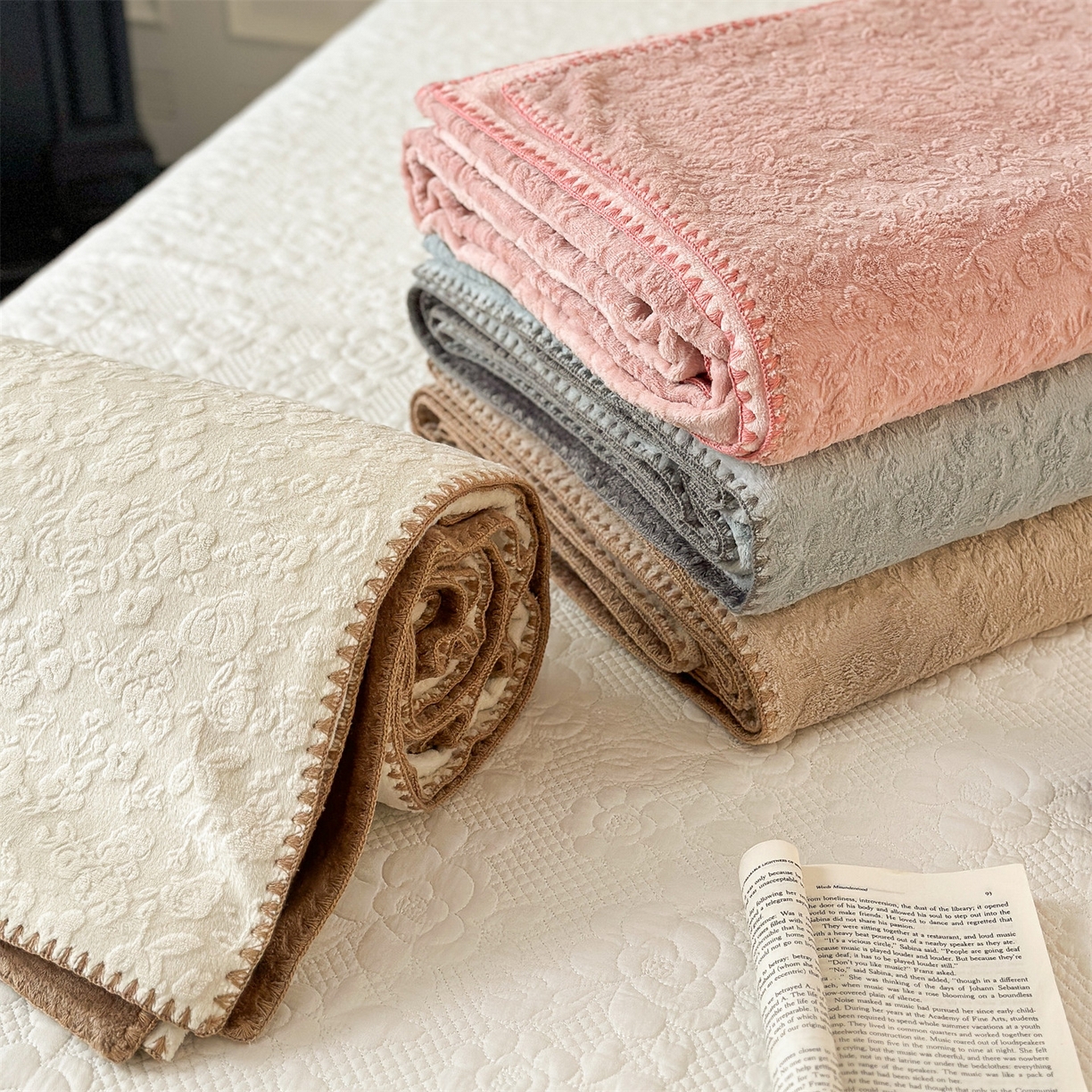 91家纺网 家纺一手货源 找家纺 丝幔家纺 2025新款法式雕花复合毛毯毯子 组合