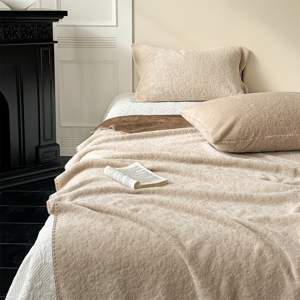 91家纺网 家纺一手货源 找家纺 丝幔家纺 2025新款法式雕花复合毛毯毯子 法式-松烟咖