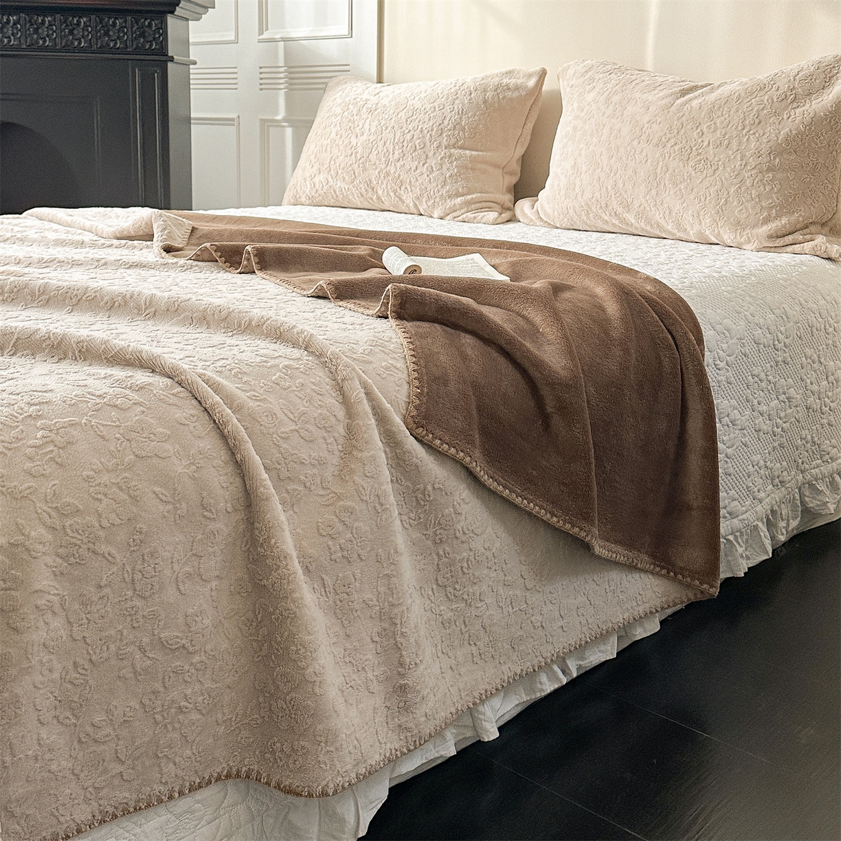 91家纺网 家纺一手货源 找家纺 丝幔家纺 2025新款法式雕花复合毛毯毯子 法式-松烟咖