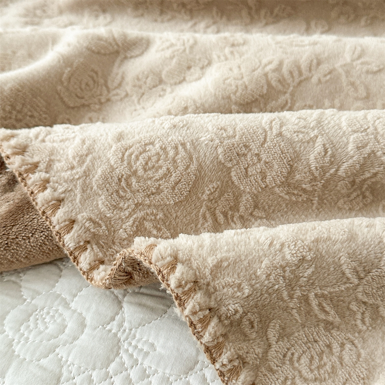 91家纺网 家纺一手货源 找家纺 丝幔家纺 2025新款法式雕花复合毛毯毯子 法式-松烟咖