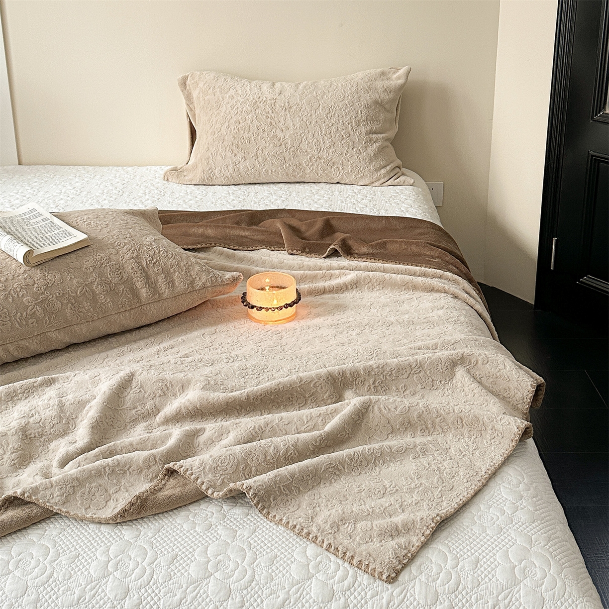 91家纺网 家纺一手货源 找家纺 丝幔家纺 2025新款法式雕花复合毛毯毯子 法式-松烟咖