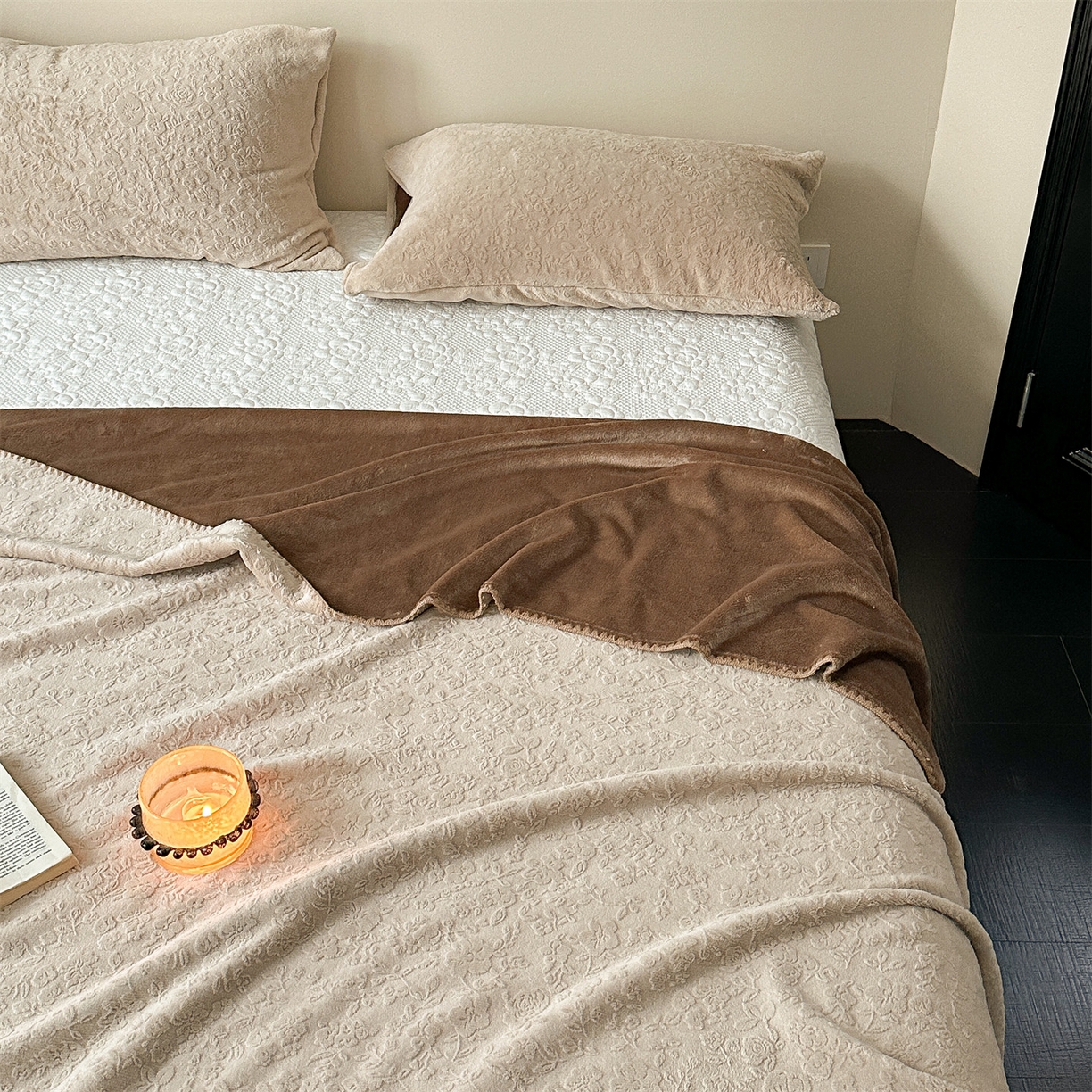 91家纺网 家纺一手货源 找家纺 丝幔家纺 2025新款法式雕花复合毛毯毯子 法式-松烟咖