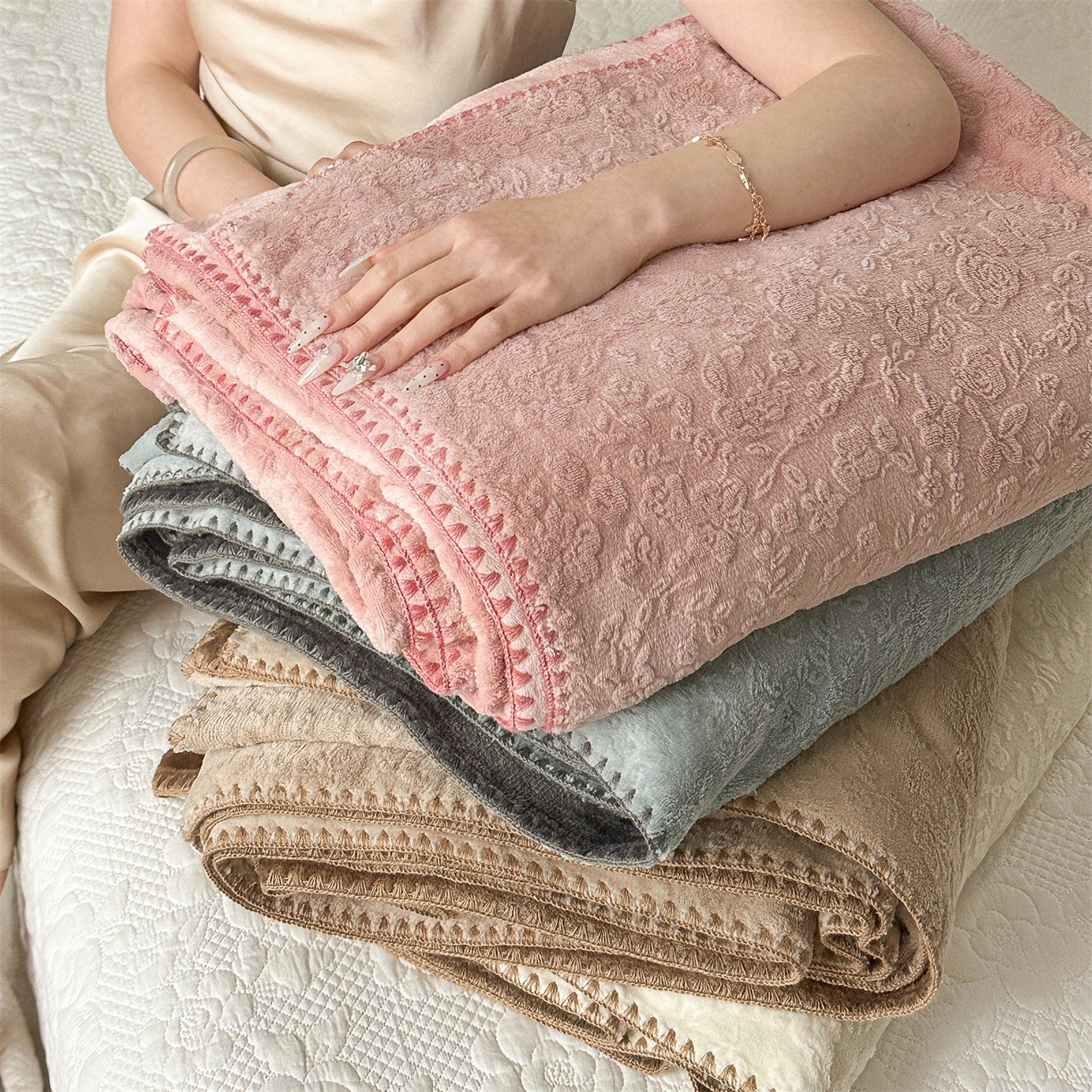 91家纺网 家纺一手货源 找家纺 丝幔家纺 2025新款法式雕花复合毛毯毯子 组合