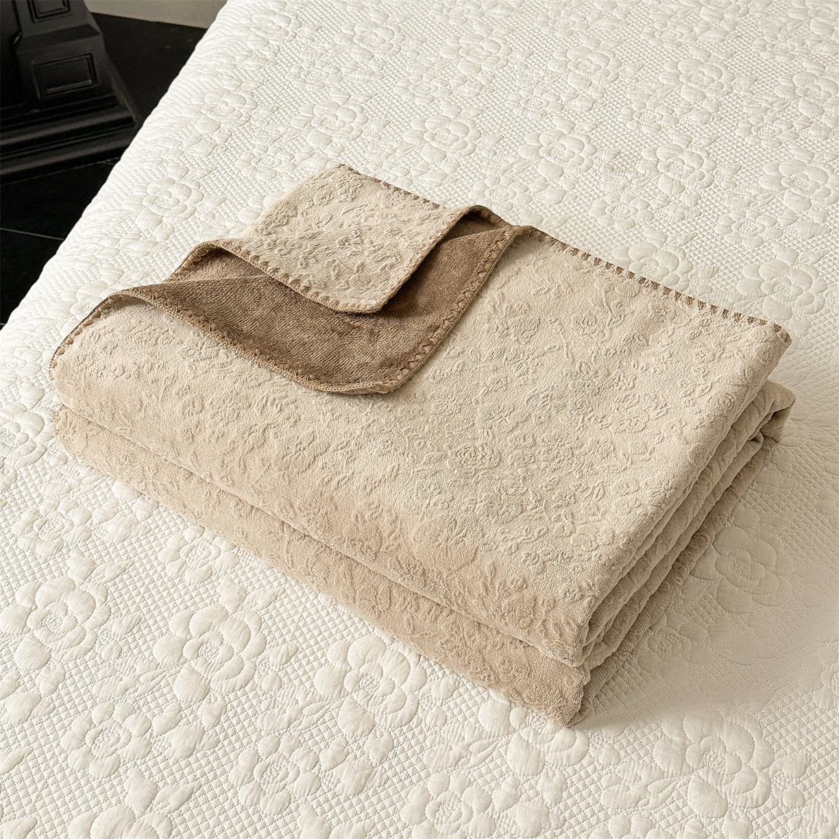 91家纺网 家纺一手货源 找家纺 丝幔家纺 2025新款法式雕花复合毛毯毯子 法式-松烟咖