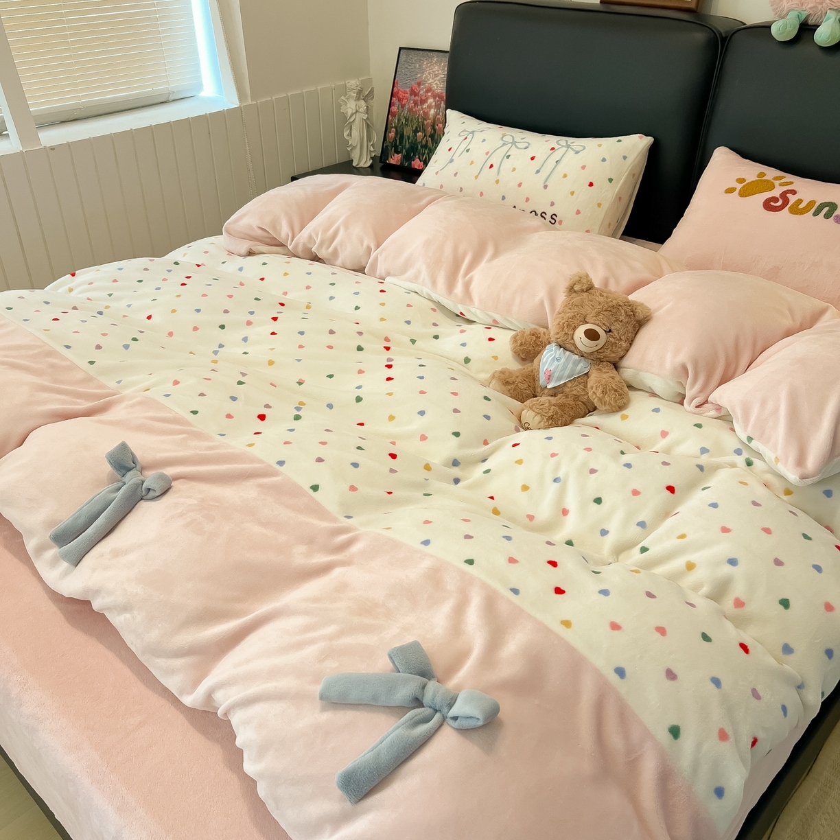 91家纺网 家纺一手货源 找家纺 子钦家纺 2025新款田园复古风加厚牛奶绒蝴蝶结款毛巾绣四件套 牛奶绒公主风-七彩爱心