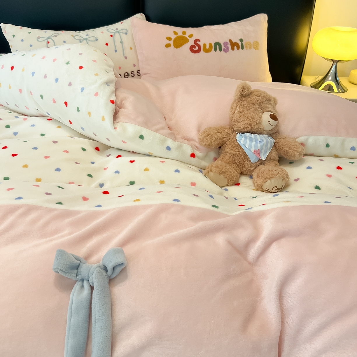 91家纺网 家纺一手货源 找家纺 子钦家纺 2025新款田园复古风加厚牛奶绒蝴蝶结款毛巾绣四件套 牛奶绒公主风-七彩爱心