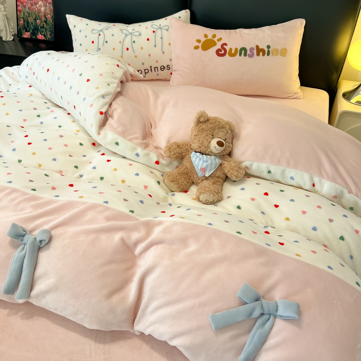 91家纺网 家纺一手货源 找家纺 子钦家纺 2025新款田园复古风加厚牛奶绒蝴蝶结款毛巾绣四件套 牛奶绒公主风-七彩爱心