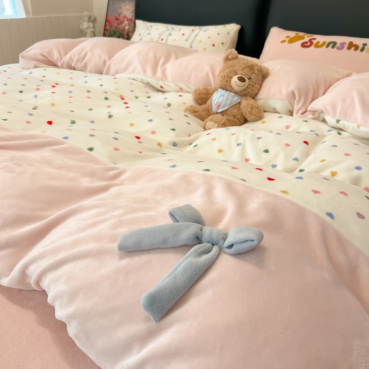 91家纺网 家纺一手货源 找家纺 子钦家纺 2025新款田园复古风加厚牛奶绒蝴蝶结款毛巾绣四件套 牛奶绒公主风-七彩爱心