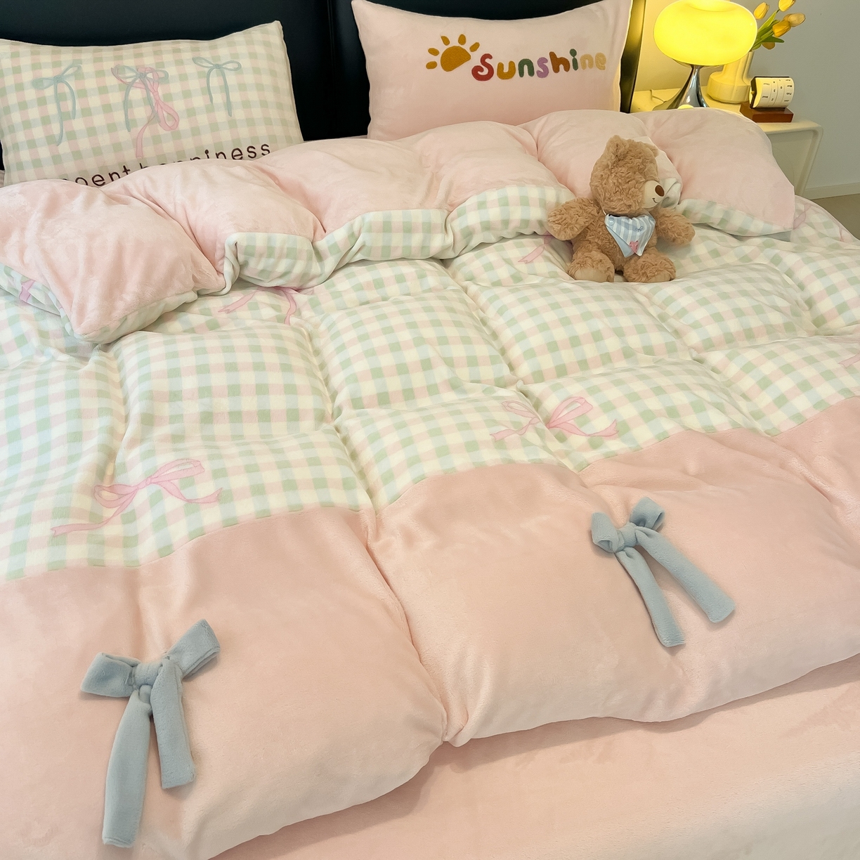 91家纺网 家纺一手货源 找家纺 子钦家纺 2025新款田园复古风加厚牛奶绒蝴蝶结款毛巾绣四件套 牛奶绒公主风-蝴蝶结格子