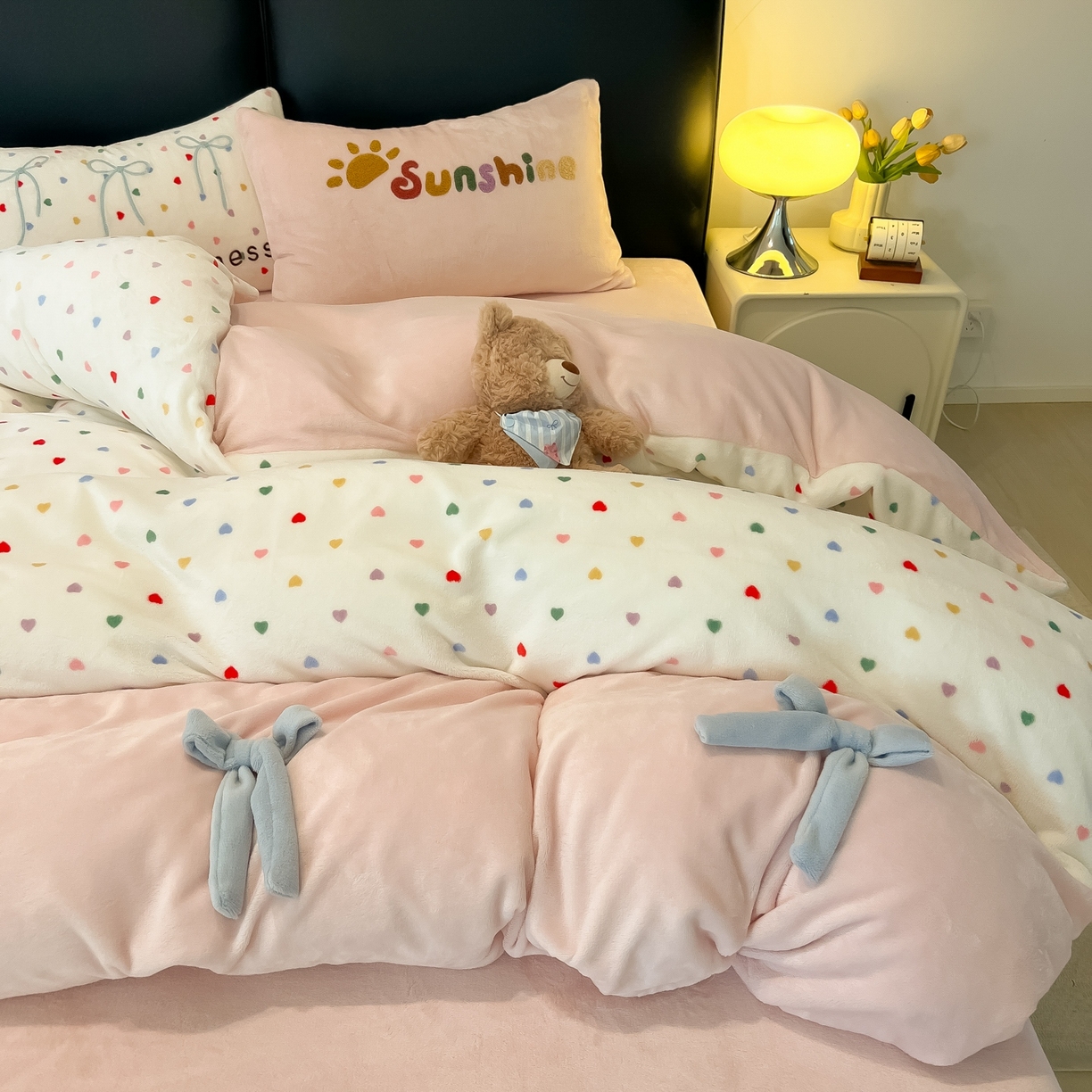 91家纺网 家纺一手货源 找家纺 子钦家纺 2025新款田园复古风加厚牛奶绒蝴蝶结款毛巾绣四件套 牛奶绒公主风-七彩爱心