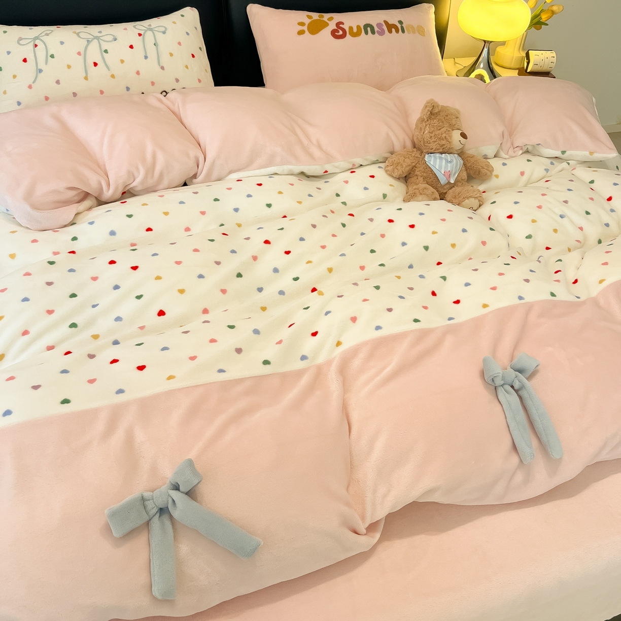 91家纺网 家纺一手货源 找家纺 子钦家纺 2025新款田园复古风加厚牛奶绒蝴蝶结款毛巾绣四件套 牛奶绒公主风-七彩爱心