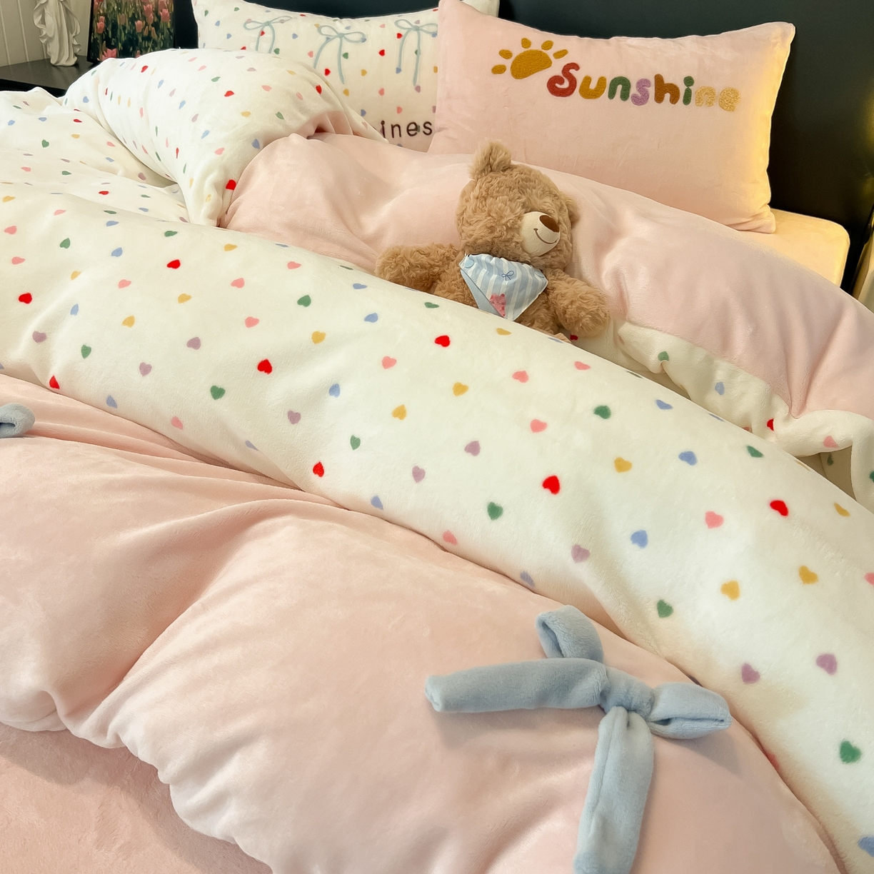 91家纺网 家纺一手货源 找家纺 子钦家纺 2025新款田园复古风加厚牛奶绒蝴蝶结款毛巾绣四件套 牛奶绒公主风-七彩爱心