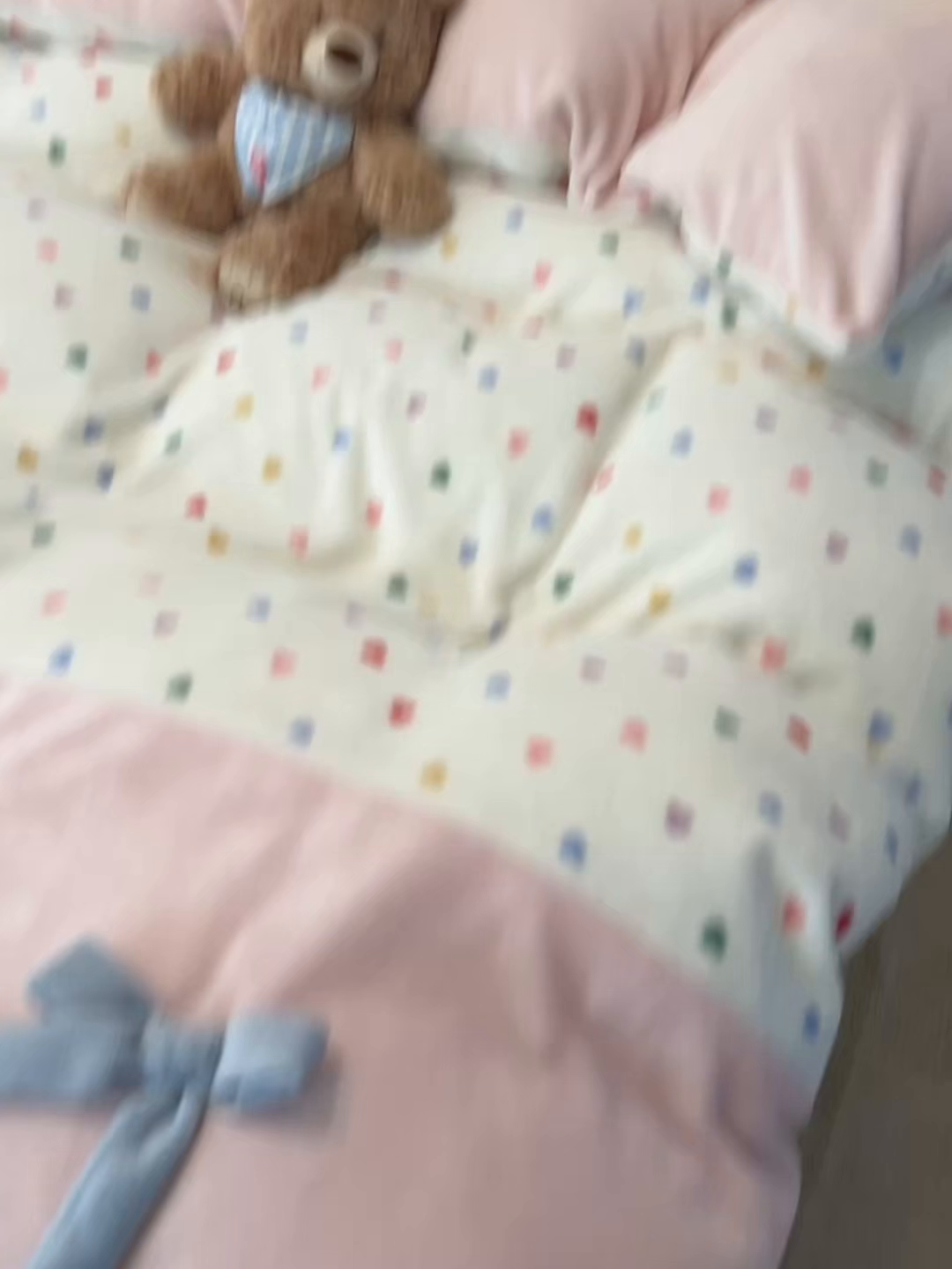 91家纺网 家纺一手货源 找家纺 子钦家纺 2025新款田园复古风加厚牛奶绒蝴蝶结款毛巾绣四件套 牛奶绒公主风-七彩爱心