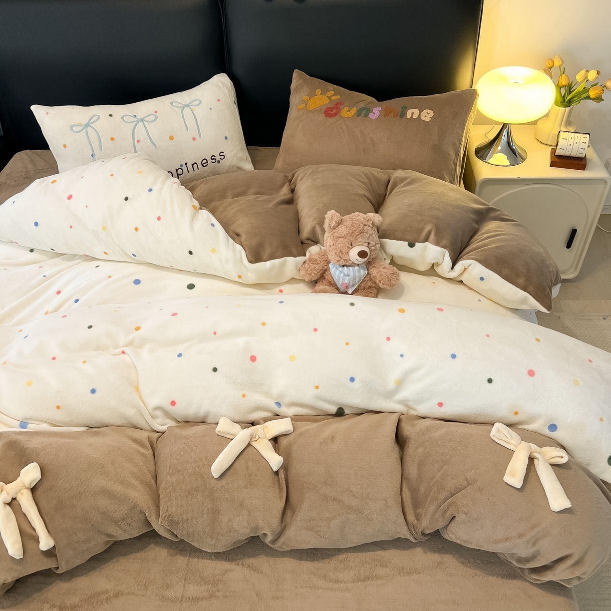 91家纺网 家纺一手货源 找家纺 子钦家纺 2025新款田园复古风加厚牛奶绒蝴蝶结款毛巾绣四件套 牛奶绒公主风-七彩波点