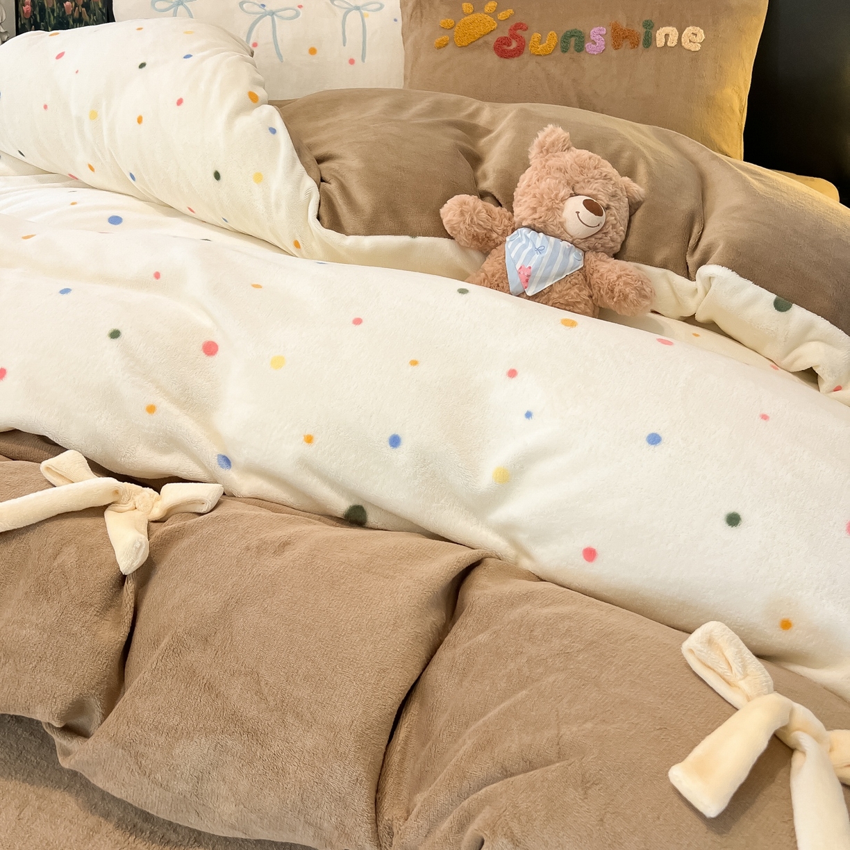 91家纺网 家纺一手货源 找家纺 子钦家纺 2025新款田园复古风加厚牛奶绒蝴蝶结款毛巾绣四件套 牛奶绒公主风-七彩波点