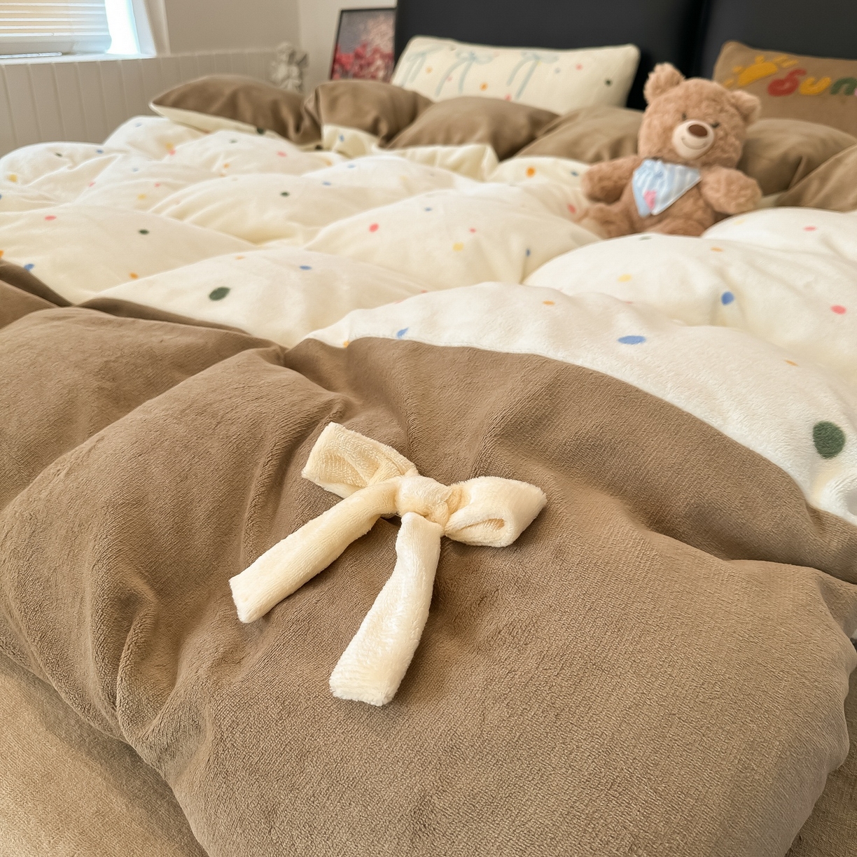 91家纺网 家纺一手货源 找家纺 子钦家纺 2025新款田园复古风加厚牛奶绒蝴蝶结款毛巾绣四件套 牛奶绒公主风-七彩波点