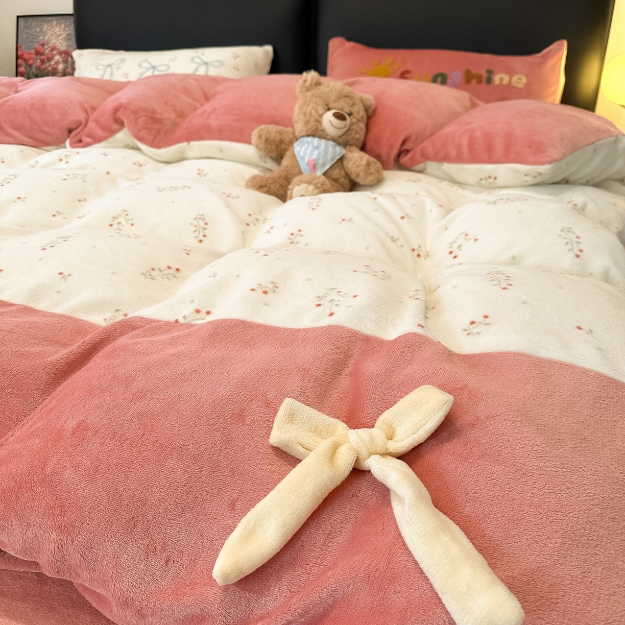 91家纺网 家纺一手货源 找家纺 子钦家纺 2025新款田园复古风加厚牛奶绒蝴蝶结款毛巾绣四件套 牛奶绒公主风-小花园