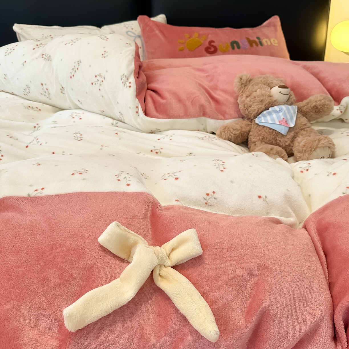 91家纺网 家纺一手货源 找家纺 子钦家纺 2025新款田园复古风加厚牛奶绒蝴蝶结款毛巾绣四件套 牛奶绒公主风-小花园