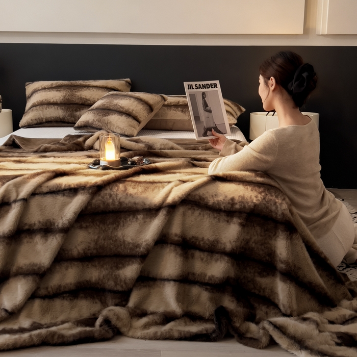 91家纺网 家纺一手货源 找家纺 九花鹿 2025新款丹麦皮草绒水貂绒盖毯毛毯毯子 佩兹利