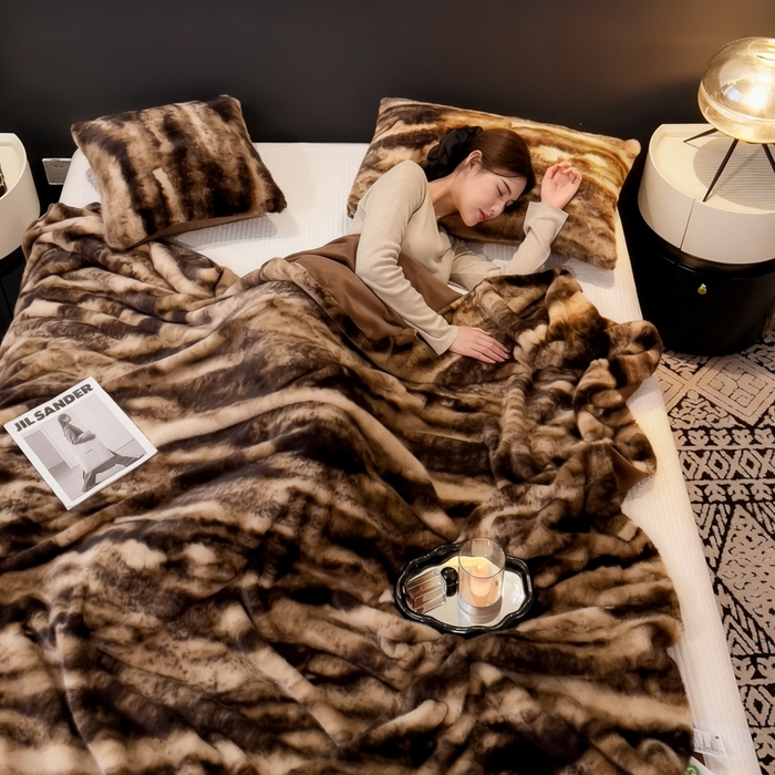 91家纺网 家纺一手货源 找家纺 九花鹿 2025新款丹麦皮草绒水貂绒盖毯毛毯毯子 玛丽娜-拿铁棕