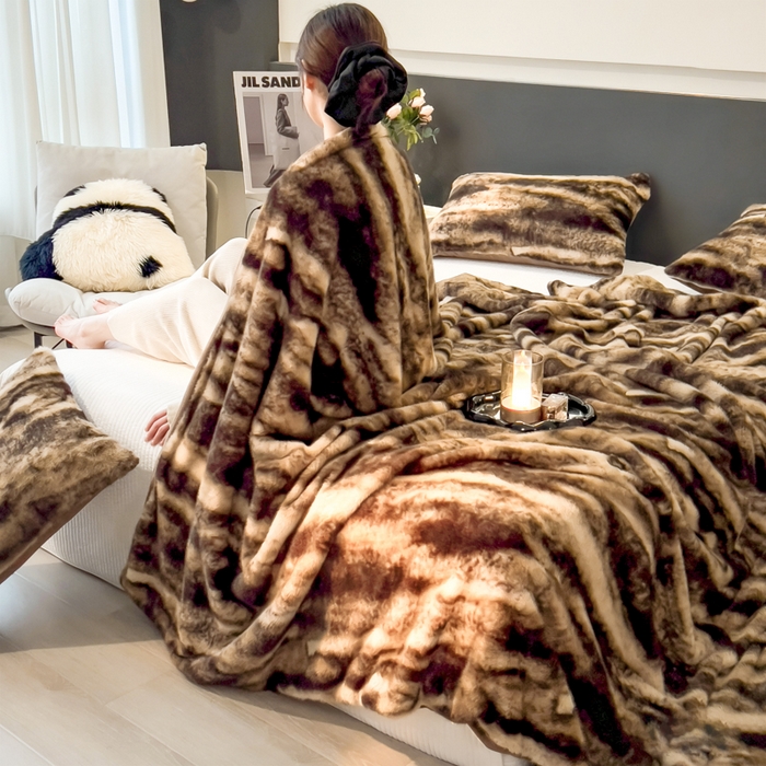 91家纺网 家纺一手货源 找家纺 九花鹿 2025新款丹麦皮草绒水貂绒盖毯毛毯毯子 玛丽娜-拿铁棕