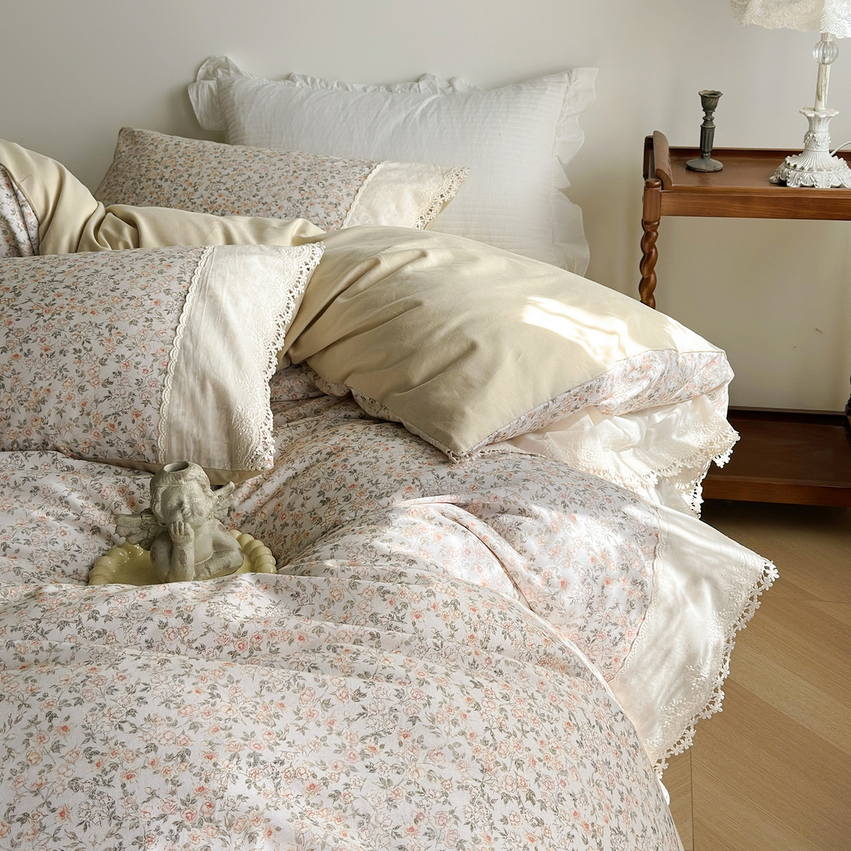 91家纺网 家纺一手货源 找家纺 怡家居 2025新款全棉纯棉磨毛数码印花韩系花边四件套 初暖