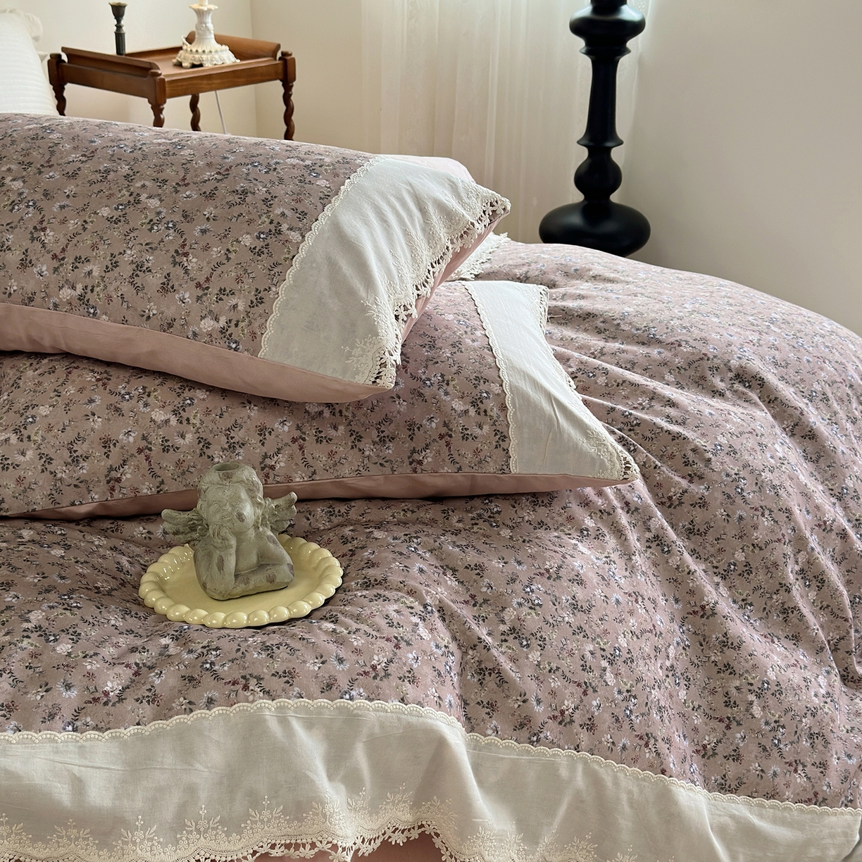 91家纺网 家纺一手货源 找家纺 怡家居 2025新款全棉纯棉磨毛数码印花韩系花边四件套 茵然