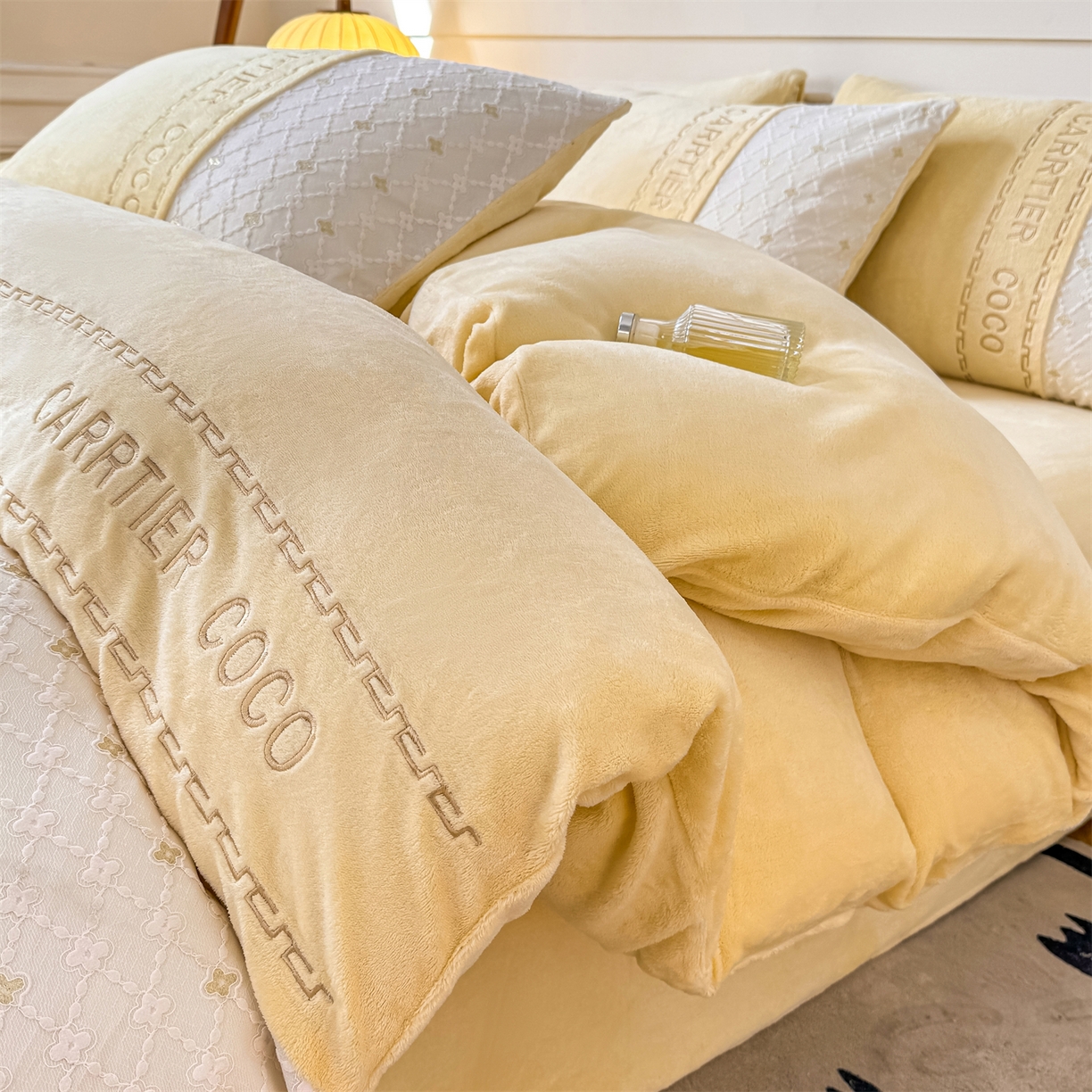 91家纺网 家纺一手货源 找家纺 （总）灰鲸 2025新款牛奶绒拼接刺绣雕花四件套-可可