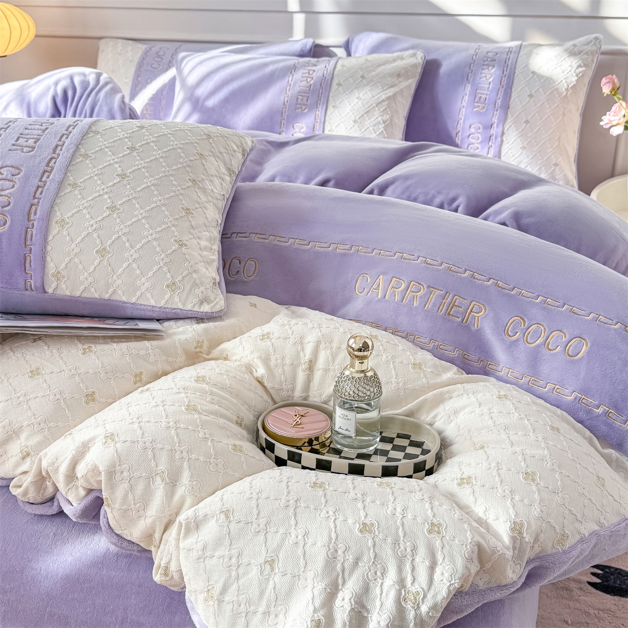 91家纺网 家纺一手货源 找家纺 灰鲸 2025新款牛奶绒拼接刺绣雕花四件套-可可 可可-风铃紫