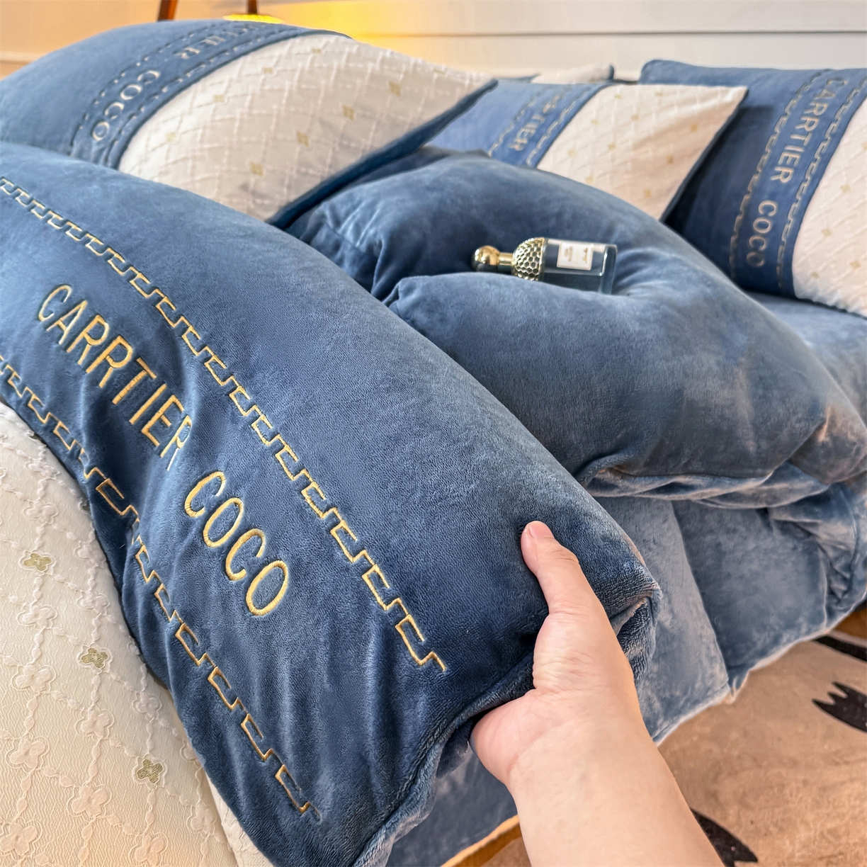 91家纺网 家纺一手货源 找家纺 （总）灰鲸 2025新款牛奶绒拼接刺绣雕花四件套-可可