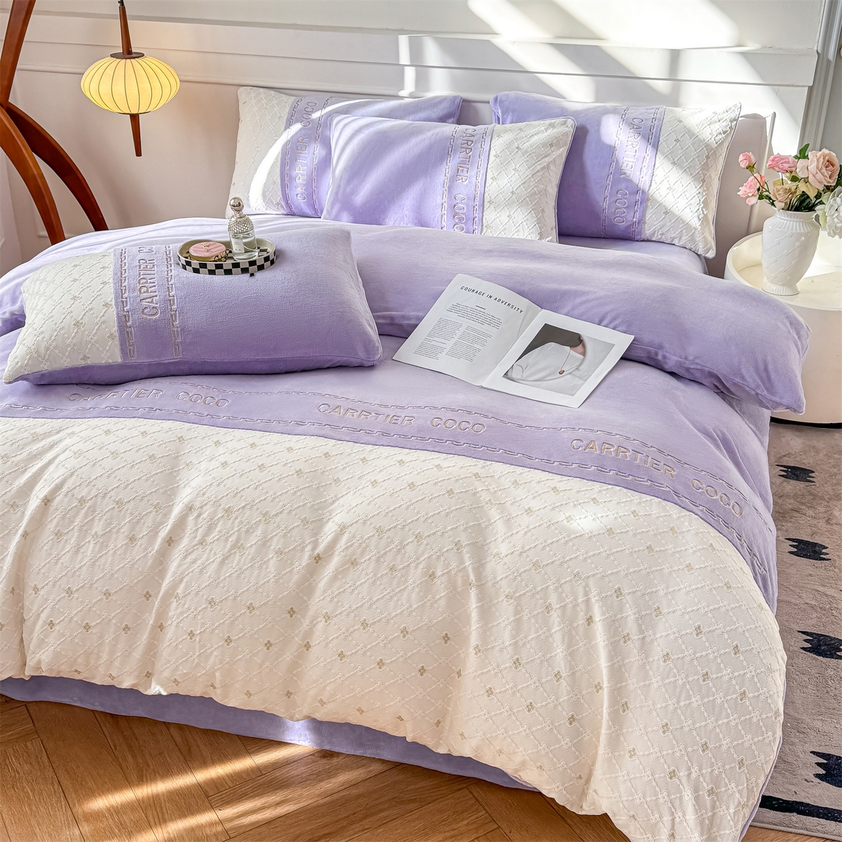 91家纺网 家纺一手货源 找家纺 灰鲸 2025新款牛奶绒拼接刺绣雕花四件套-可可 可可-风铃紫