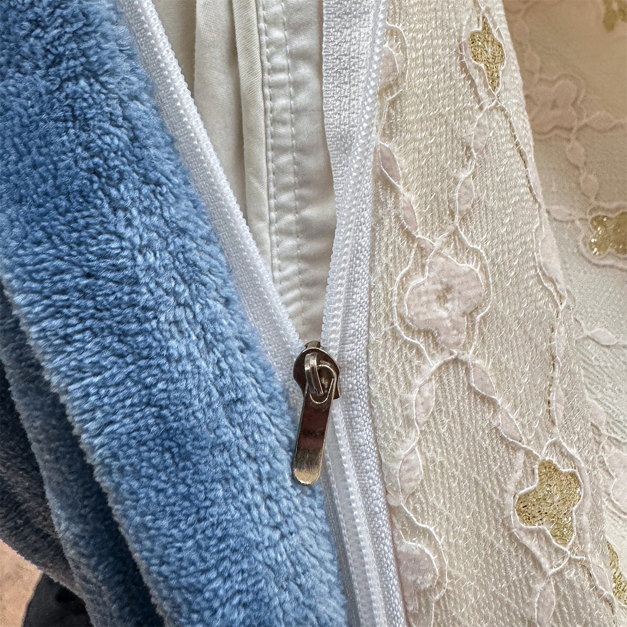 91家纺网 家纺一手货源 找家纺 （总）灰鲸 2025新款牛奶绒拼接刺绣雕花四件套-可可