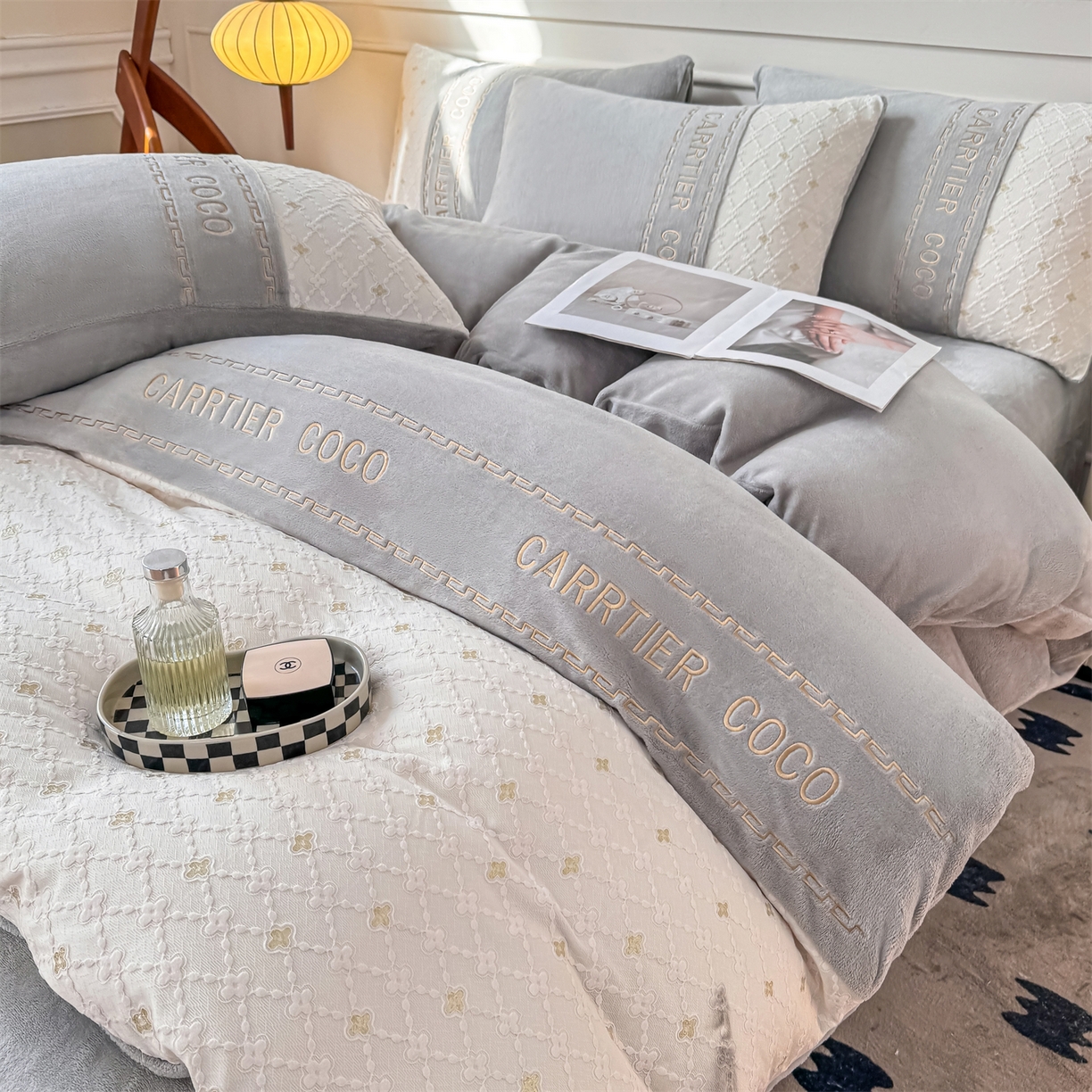 91家纺网 家纺一手货源 找家纺 灰鲸 2025新款牛奶绒拼接刺绣雕花四件套-可可 可可-纳多灰