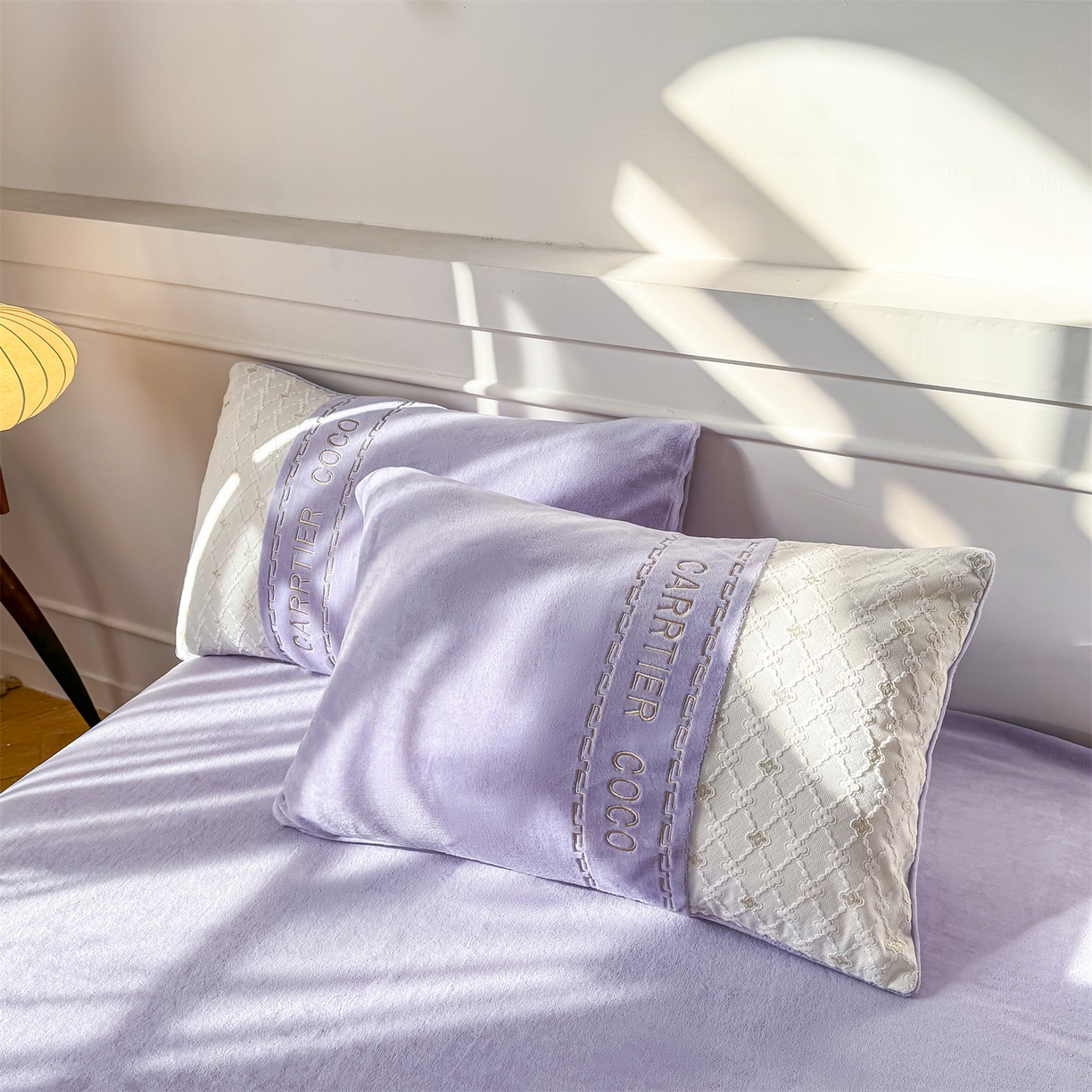 91家纺网 家纺一手货源 找家纺 灰鲸 2025新款牛奶绒拼接刺绣雕花四件套-可可 可可-风铃紫