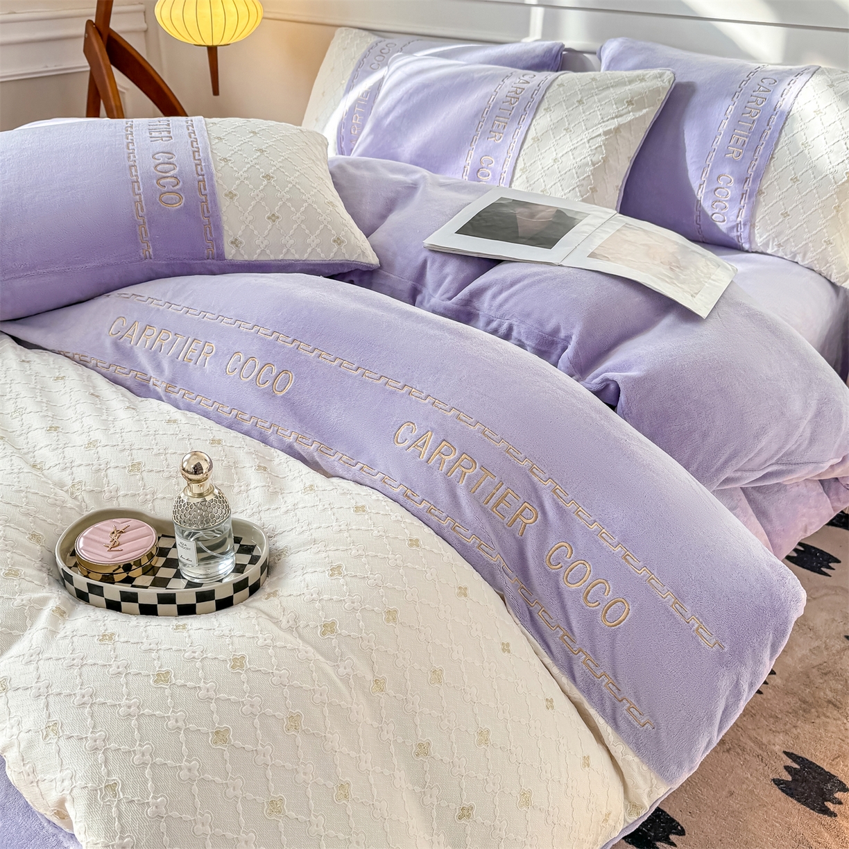 91家纺网 家纺一手货源 找家纺 灰鲸 2025新款牛奶绒拼接刺绣雕花四件套-可可 可可-风铃紫