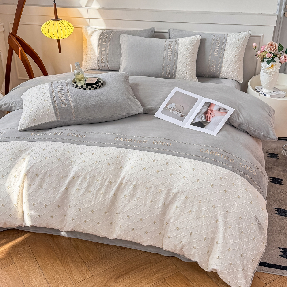 91家纺网 家纺一手货源 找家纺 灰鲸 2025新款牛奶绒拼接刺绣雕花四件套-可可 可可-纳多灰