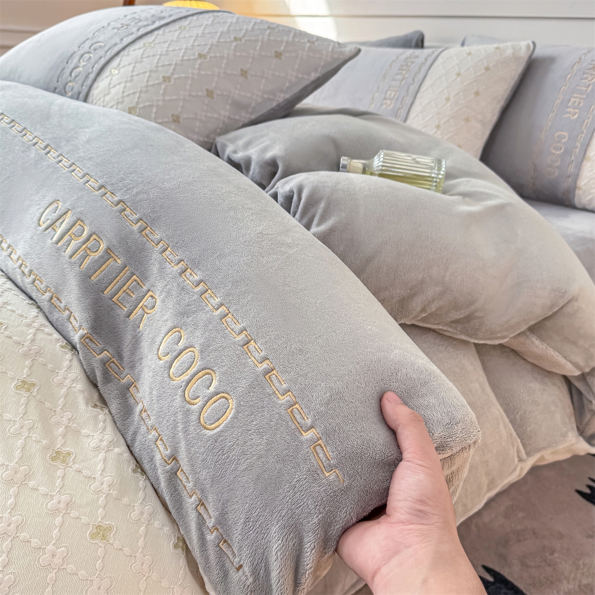 91家纺网 家纺一手货源 找家纺 灰鲸 2025新款牛奶绒拼接刺绣雕花四件套-可可 可可-纳多灰