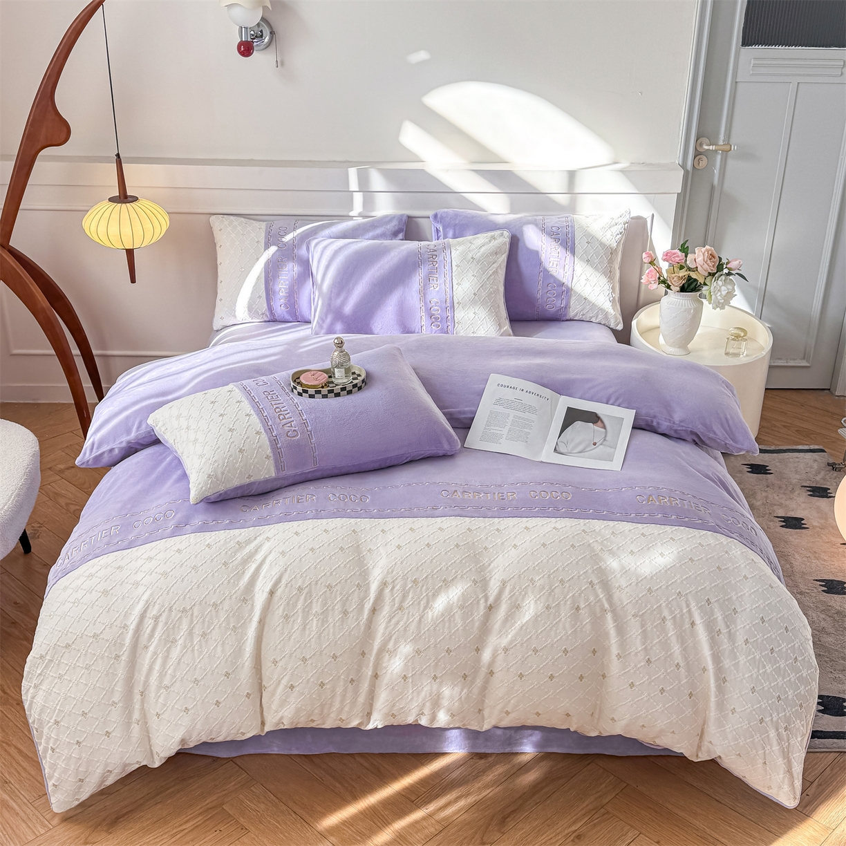 91家纺网 家纺一手货源 找家纺 灰鲸 2025新款牛奶绒拼接刺绣雕花四件套-可可 可可-风铃紫