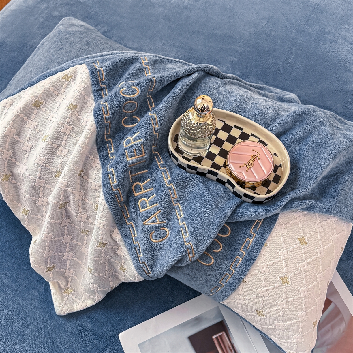 91家纺网 家纺一手货源 找家纺 （总）灰鲸 2025新款牛奶绒拼接刺绣雕花四件套-可可