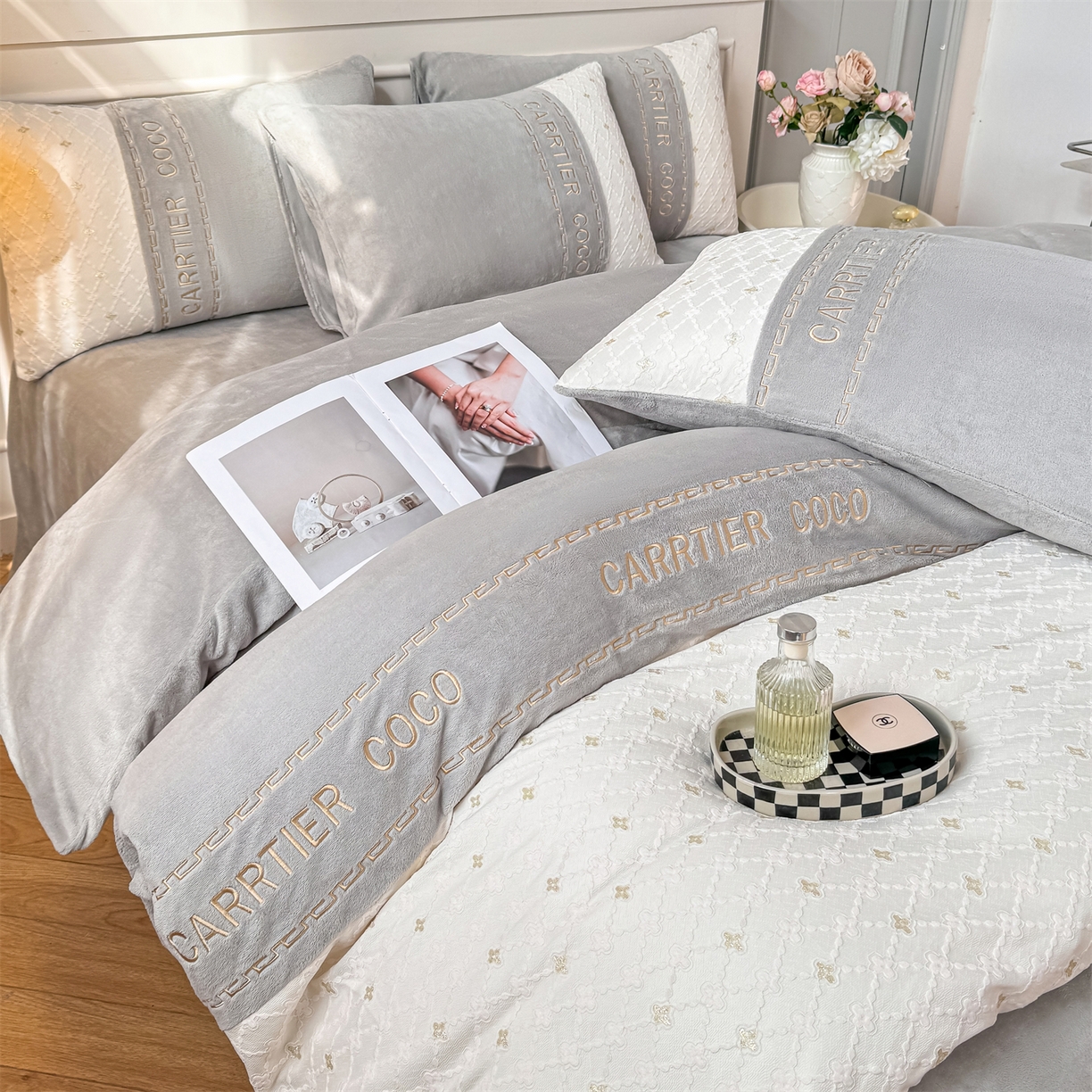 91家纺网 家纺一手货源 找家纺 灰鲸 2025新款牛奶绒拼接刺绣雕花四件套-可可 可可-纳多灰