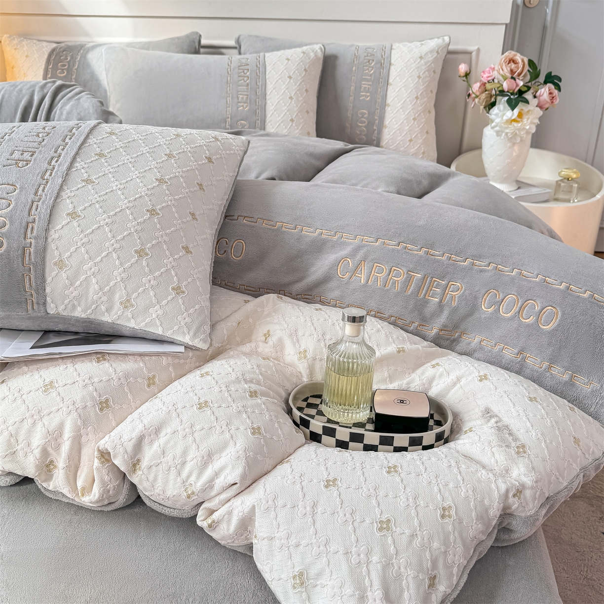 91家纺网 家纺一手货源 找家纺 灰鲸 2025新款牛奶绒拼接刺绣雕花四件套-可可 可可-纳多灰