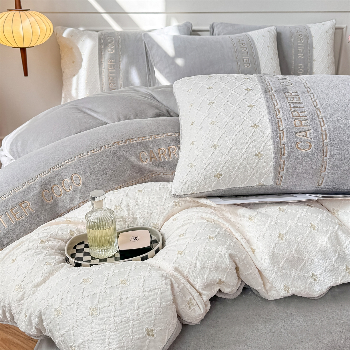 91家纺网 家纺一手货源 找家纺 灰鲸 2025新款牛奶绒拼接刺绣雕花四件套-可可 可可-纳多灰