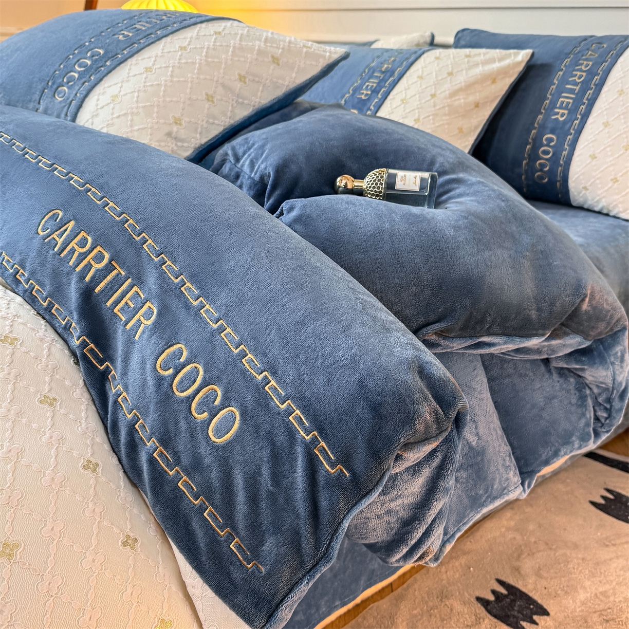 91家纺网 家纺一手货源 找家纺 （总）灰鲸 2025新款牛奶绒拼接刺绣雕花四件套-可可