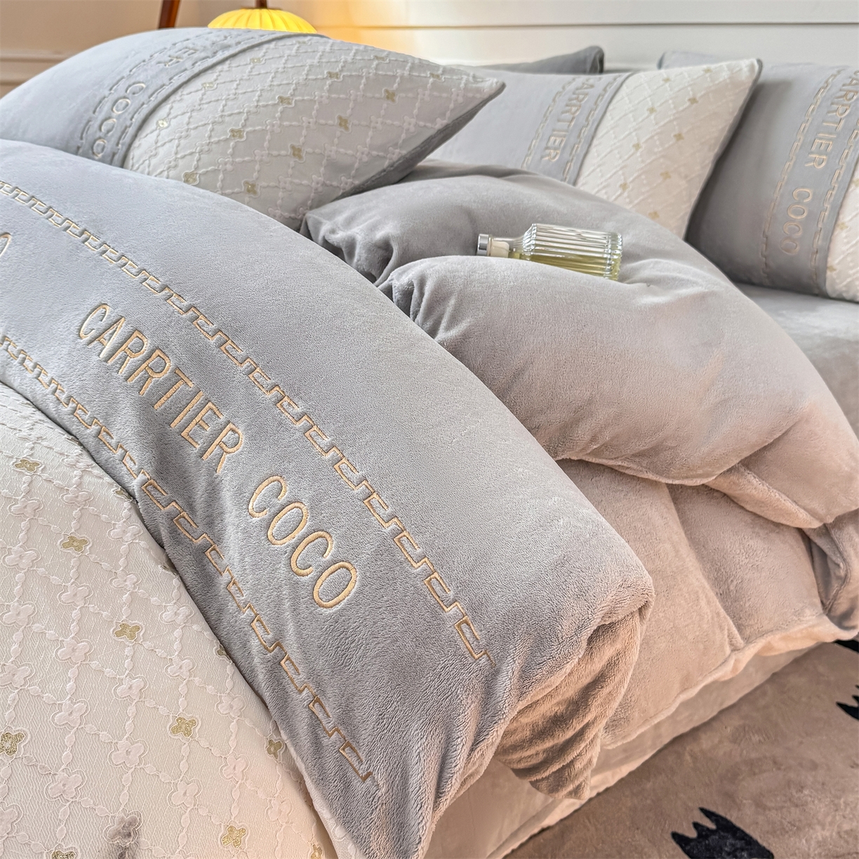 91家纺网 家纺一手货源 找家纺 （总）灰鲸 2025新款牛奶绒拼接刺绣雕花四件套-可可