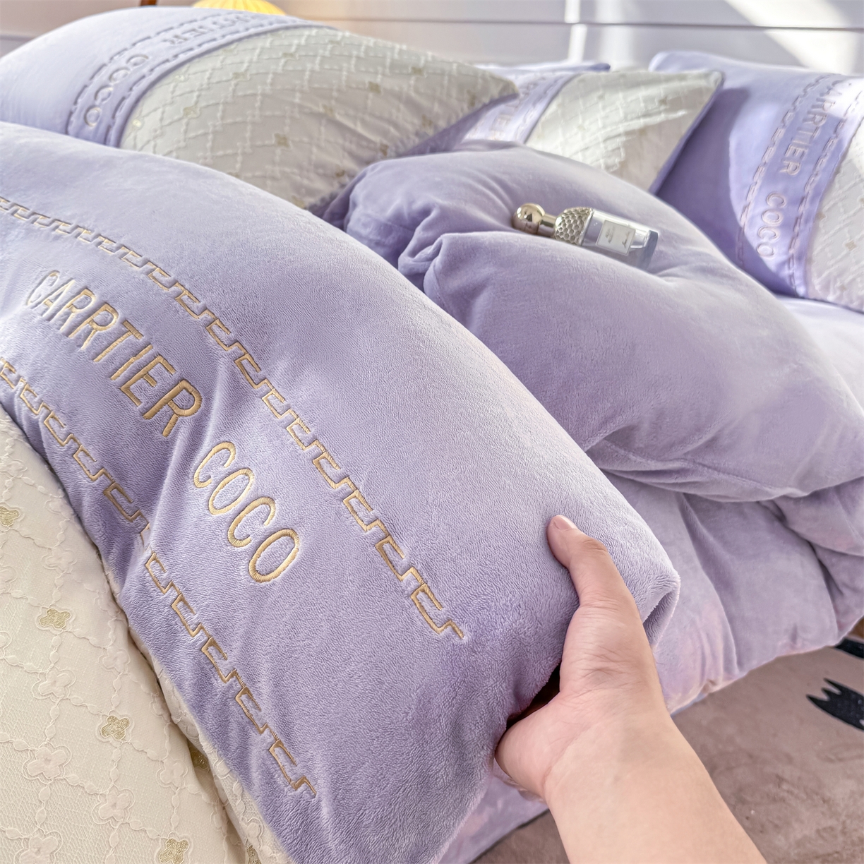 91家纺网 家纺一手货源 找家纺 灰鲸 2025新款牛奶绒拼接刺绣雕花四件套-可可 可可-风铃紫