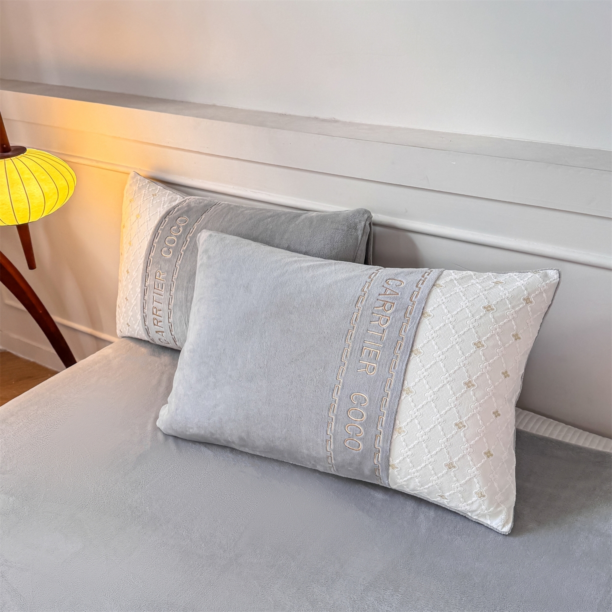 91家纺网 家纺一手货源 找家纺 灰鲸 2025新款牛奶绒拼接刺绣雕花四件套-可可 可可-纳多灰