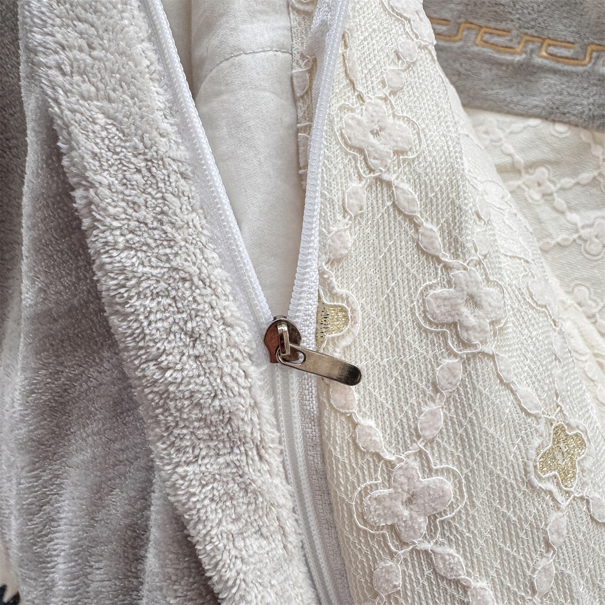 91家纺网 家纺一手货源 找家纺 灰鲸 2025新款牛奶绒拼接刺绣雕花四件套-可可 可可-纳多灰