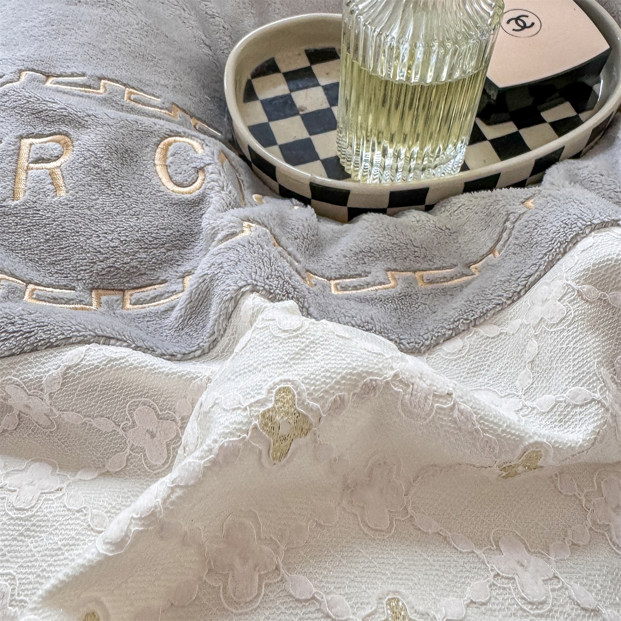 91家纺网 家纺一手货源 找家纺 灰鲸 2025新款牛奶绒拼接刺绣雕花四件套-可可 可可-纳多灰