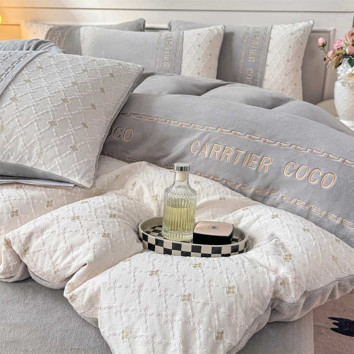 91家纺网 家纺一手货源 找家纺 灰鲸 2025新款牛奶绒拼接刺绣雕花四件套-可可 可可-纳多灰