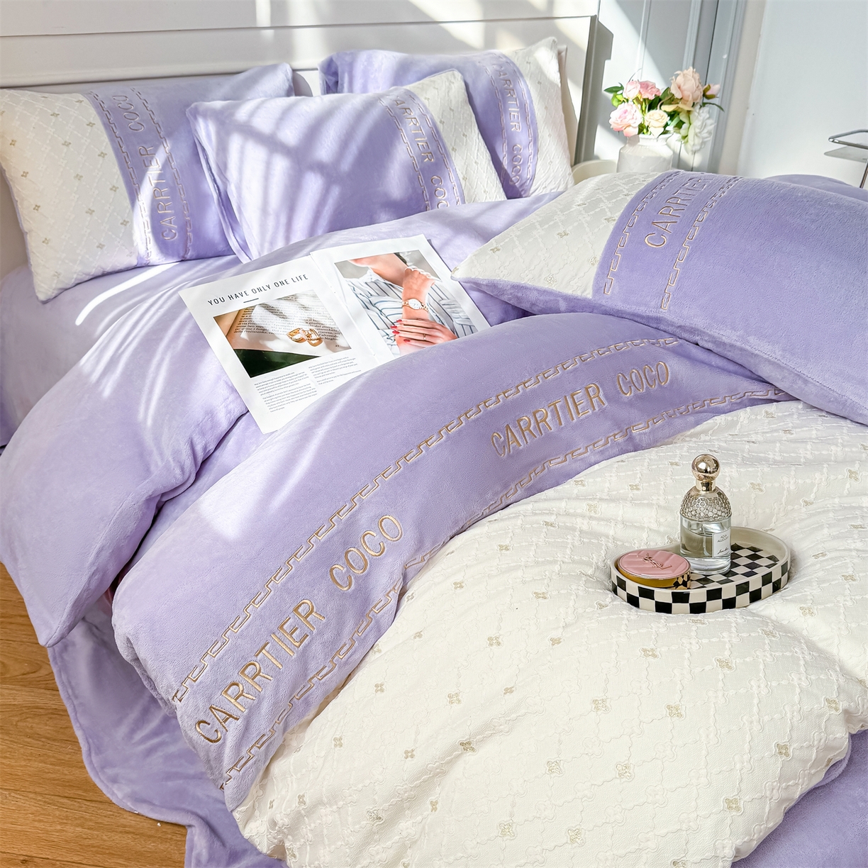 91家纺网 家纺一手货源 找家纺 灰鲸 2025新款牛奶绒拼接刺绣雕花四件套-可可 可可-风铃紫